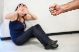 Acireale: lei lo lascia, lui non si rassegna e i carabinieri gli mettono il braccialetto elettronico