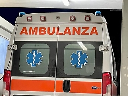 Gioco pericoloso con la moto: finisce contro un palo, grave un ragazzino
