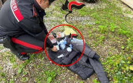 Spaccia in strada agli automobilisti ma si trova davanti i carabinieri: arrestato