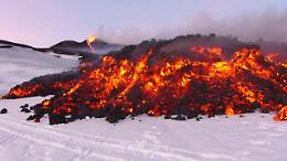 Etna, la spettacolare eruzione e l'assalto dei turisti finiscono anche sul Nyt