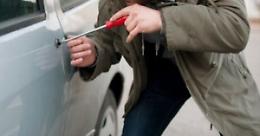 Catania, la polizia recupera decine di parti d'auto rubate