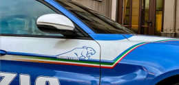 Si barrica in casa e lancia in strada di tutto: pregiudicato arrestato ad Adrano