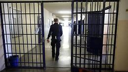 Un cellulare ogni dieci detenuti: Cavadonna sotto accusa per telefonini, droga e carenza di personale