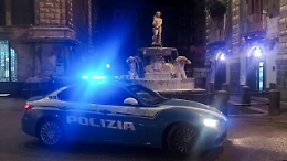 Sorpreso dalla Polizia mentre tenta di prelevare soldi al bancomat con una carta rubata: arrestato