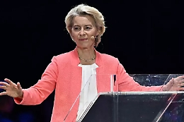 Attacco russo alla stazione ferroviaria di Shostka, la condanna di Ursula von der Leyen: «Siamo al fianco dell'Ucraina»