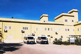 Lampedusa, va in escandescenze al poliambulatorio pieno di migranti: danni ai locali e minacce ai medici