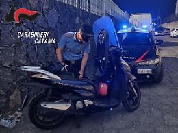 Il pusher che teneva la droga nella sella dello scooter: fermato e arrestato dai carabinieri 