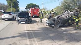 Scontro tra due auto, una si ribalta: ci sono due feriti