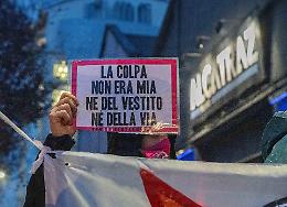 La sentenza shock di Macerata, assolto un giovane accusato di stupro su una minore: «Lei non era vergine, sapeva a cosa andava incontro»
