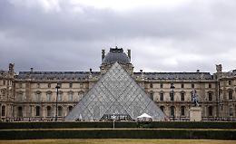 Il Louvre preso d'assalto alla riapertura dopo il furto milionario: la direttrice ammette la scarsa sorveglianza all'esterno