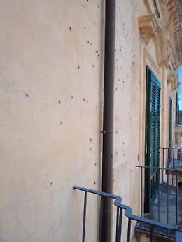 Matrimonio con botti colorati al duomo di Ragusa, ma sono state imbrattate le pareti delle case storiche circostanti: è polemica