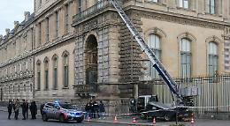 Furto al Louvre, ecco come sono stati scovati i due sospetti ladri. Ma ancora nessuna traccia dei gioielli