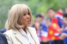 "Brigitte Macron un trans", al via il processo a Parigi: dieci imputati rischiano fino a due anni per molestie online