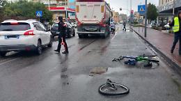 Scivola con la bici e finisce sotto un tir: ciclista morto a Messina