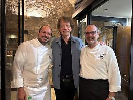 Mick Jagger di nuovo a Siracusa, passeggiata a Ortigia e cena al ristorante