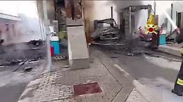 In fiamme casello autostradale a Brescia: rogo partito da un camion carico di gomme 