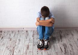 Ragazzino sequestrato, torturato e abusato da una baby gang nella notte di Halloween: Moncalieri sotto choc