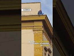 "Non posso curarmi senza la pensione di invalidità": 60enne protesta sul cornicione del municipio di Piazza Armerina