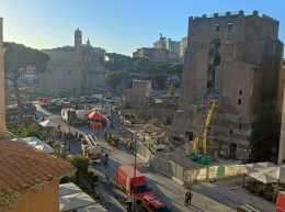 Battaglia contro il tempo ai Fori Imperiali: vigili del fuoco cercano di estrarre vivo un operaio romeno di 66 anni