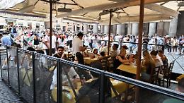 Calcio, politica e chiacchiere al bar: ecco di cosa parlano gli italiani