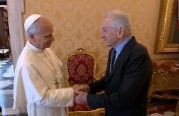 Papa Leone accoglie Robert De Niro in Vaticano: stretta di mano e un rosario in dono (VIDEO)