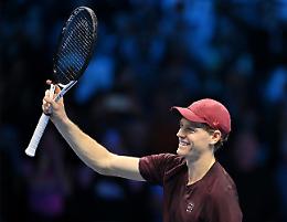 Sinner show: travolge Zverev e vola in semifinale