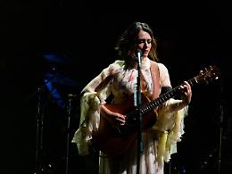 Carmen Consoli torna live: «Ribelliamoci a guerre, potere, violenza. La bellezza ci salverà»