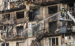 La battaglia dei droni: attacchi incrociati fra Russia e Ucraina. A Kiev quattro morti e decine di feriti;  in Russia a fuoco un terminal del petrolio