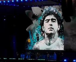 Gli Oasis s'inchinano al genio di Maradona: "Il calciatore più rock"