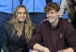 Tennis,  la festa pop di Sinner e l'anello in bella mostra della fidanzata che scatena il gossip 