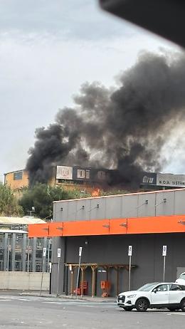 Catania: incendio vicino al Centro Sicilia, bruciano rifiuti nel piazzale esterno di un'azienda
