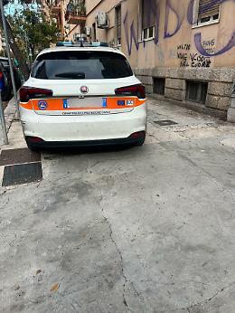 Auto della Regione posteggiata sopra un marciapiede, la protesta dei residenti