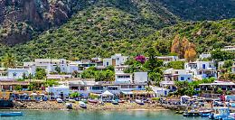 Il caso della scuola dell’infanzia a Panarea, tre ore al giorno e basta: diritto allo studio negato alle Eolie