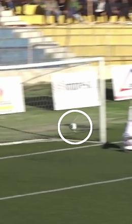 Clamoroso a Favara, la palla entra in rete dall'esterno grazie a un buco nelle maglie e l'arbitro convalida il gol: il video