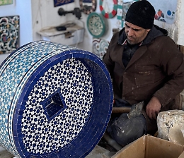 Colori, mani e la magia delle ceramiche: c’è un angolo di Sicilia che rivive in Marocco