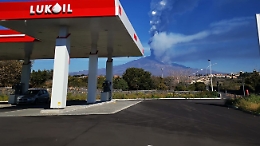 Via libera (a tempo) alle pompe Lukoil fuori dalla Russia: cosa cambia e perché importa