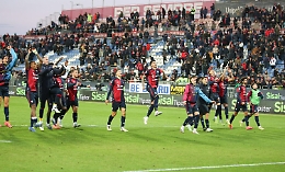 Il Cagliari torna a vincere: Gaetano punisce la Roma in dieci e frena la corsa giallorossa verso la vetta