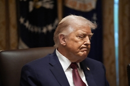 Trump attacca l’Europa, Putin rivendica il Donbass: guerra di potere tra Usa, Russia e Ue