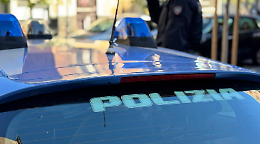 Segnalazione dei vicini per l'odore nauseabondo: nel cortile di via La Farina trovato il cadavere di una donna