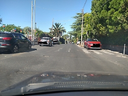Dossi non segnalati e strade al buio in Via Roma: bambini e anziani senza sicurezza