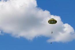 Paracadute si intrecciano durante il lancio e si consuma una tragedia: due morti