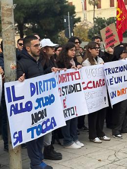 La protesta degli studenti per i ritardi e le insufficienze nei fondi per le borse di studio, il Pd chiede 5 milioni in pi&ugrave;