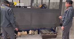 Maxi sequestro a Pomezia e Ferentino: fabbriche clandestine di sigarette per 4 milioni di pezzi al giorno