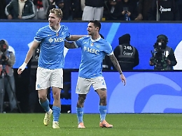 Il Napoli in finale, Neres  e Hojlund rispediscono a casa un Milan senza mordente