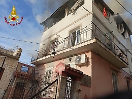 Allarme per un incendio a Valle degli Angeli: incendio in un appartamento al terzo piano