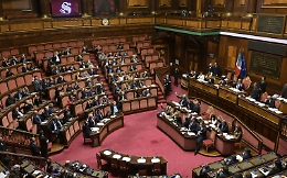 Via libera del Senato alla Manovra da 22 miliardi: applausi in Aula. Dall'Irpef alle pensioni fino alla casa, ecco le misure principali