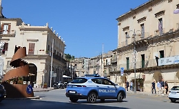 Modica, calci e pugni agli agenti che lo stavano controllando