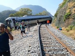 Deraglia il treno Interoceanico in Messico: il video dei soccorritori, carrozze in un burrone