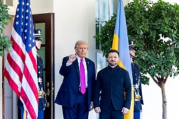 Trump: &laquo;Telefonata "costruttiva" con Putin&raquo;. Ora l'attesa per l'incontro con Zelensky a Mar-a-Lago che &egrave; diventata la Casa Bianca d'inverno