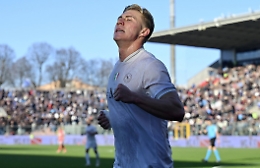 Il Napoli di Conte vola, Hojlund ne fa altri due, la Cremonese non pu&ograve; opporsi